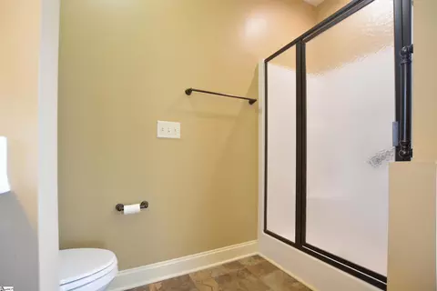 Bath - 719 Wynborne Ln, Moore, SC 29369 photo 3 of 5