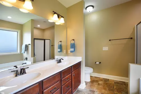 Bath - 719 Wynborne Ln, Moore, SC 29369 photo 2 of 5
