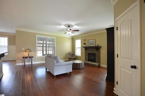 Living - 719 Wynborne Ln, Moore, SC 29369 photo 3 of 6