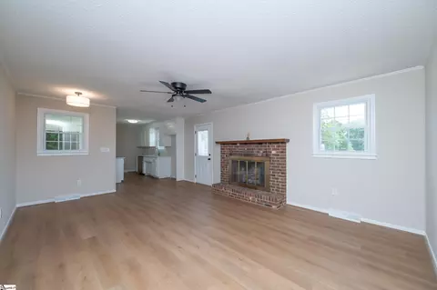Living - 115 Wolfe Rd, Greer, SC 29650 photo 4 of 7