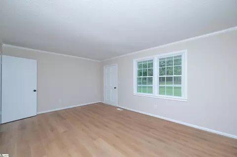 Living - 115 Wolfe Rd, Greer, SC 29650 photo 2 of 7