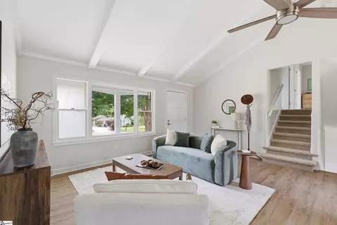 Living - 401 Clarendon Dr, Easley, SC 29642 photo 4 of 5