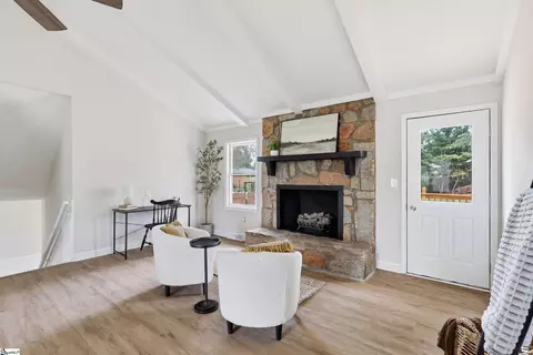 Living - 401 Clarendon Dr, Easley, SC 29642 photo 3 of 5