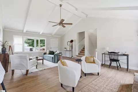 Living - 401 Clarendon Dr, Easley, SC 29642 photo 2 of 5