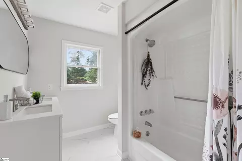 Bath - 401 Clarendon Dr, Easley, SC 29642 photo 2 of 3