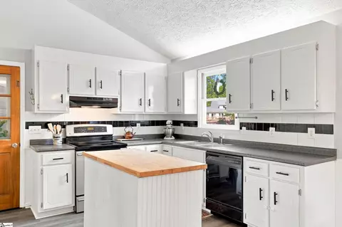 Kitchen - 1801 Old Mill Rd, Easley, SC 29642 photo 2 of 2