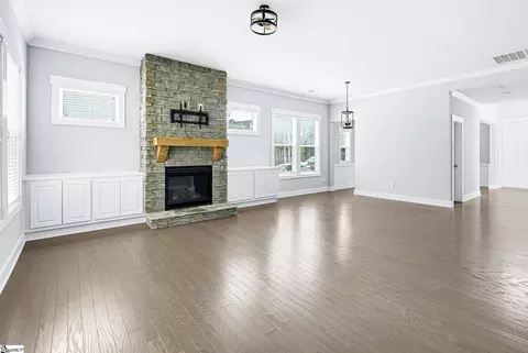 Living - 421 Combahee Ct, Greer, SC 29651 photo 4 of 6