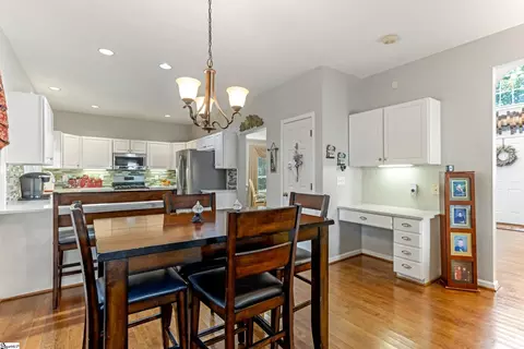 Kitchen - 137 Timberleaf Dr, Duncan, SC 29334 photo 4 of 7