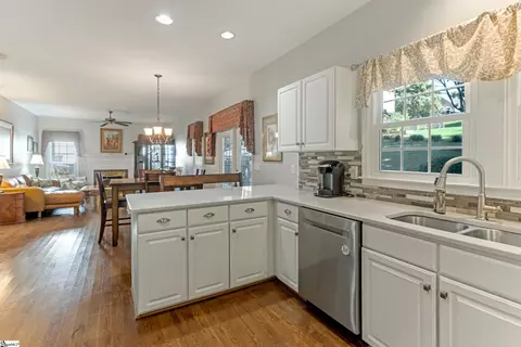 Kitchen - 137 Timberleaf Dr, Duncan, SC 29334 photo 7 of 7