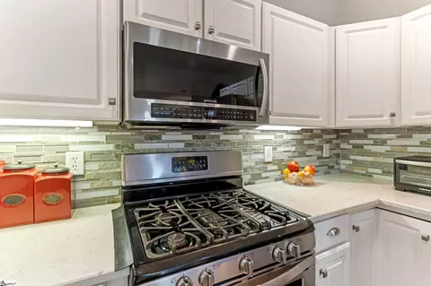 Kitchen - 137 Timberleaf Dr, Duncan, SC 29334 photo 2 of 7