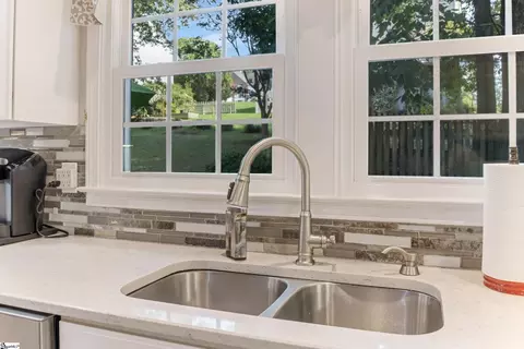 Kitchen - 137 Timberleaf Dr, Duncan, SC 29334 photo 5 of 7