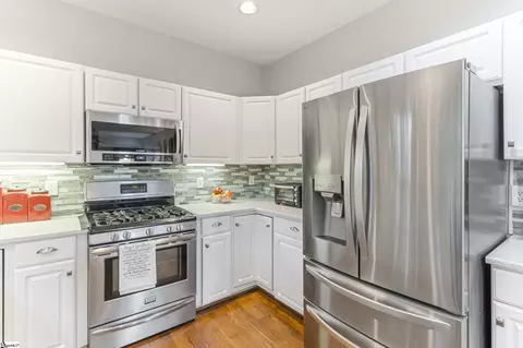 Kitchen - 137 Timberleaf Dr, Duncan, SC 29334 photo 6 of 7