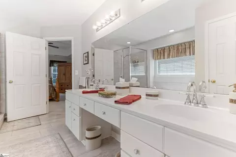 Bath - 137 Timberleaf Dr, Duncan, SC 29334 photo 2 of 7