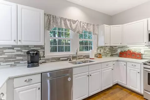 Kitchen - 137 Timberleaf Dr, Duncan, SC 29334 photo 3 of 7