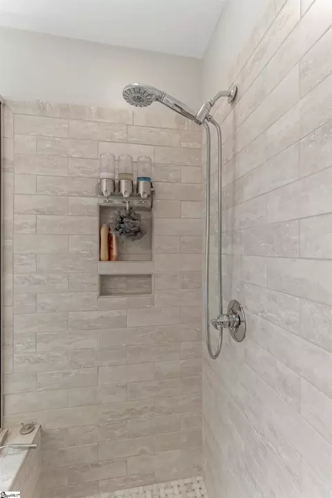 Bath - 137 Timberleaf Dr, Duncan, SC 29334 photo 6 of 7