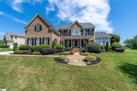 8 Scotts Bluff Dr, Simpsonville, SC 29681