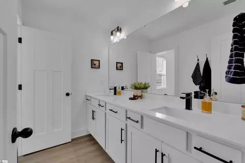 Bath - 916 Diane Ln, Moore, SC 29369 photo 1 of 3
