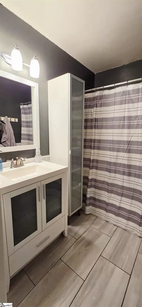 Bath - 658 Maple Dr, Greer, SC 29651 photo 6 of 8