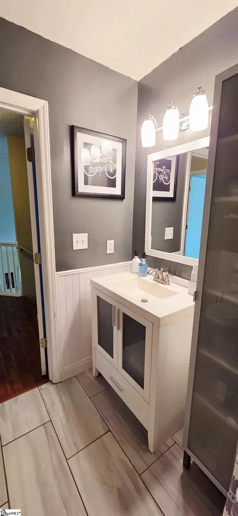 Bath - 658 Maple Dr, Greer, SC 29651 photo 7 of 8
