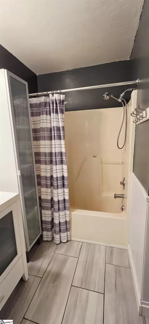 Bath - 658 Maple Dr, Greer, SC 29651 photo 8 of 8