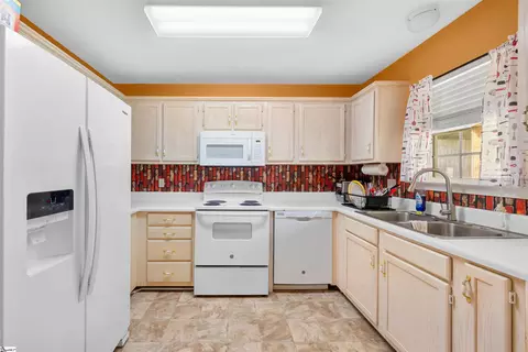 Kitchen - 712 Larado Ct, Moore, SC 29369 photo 2 of 2