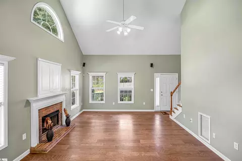 Living - 511 Shadetree Ct, Moore, SC 29369 photo 2 of 3