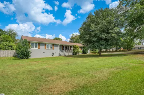 202 N Pine Lake Dr, Spartanburg, SC 29301