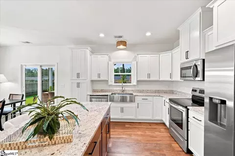 Kitchen - 314 Roscoe Dr, Greer, SC 29651 photo 3 of 5