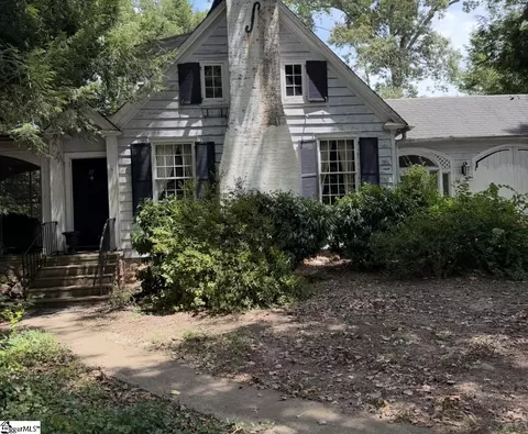 27 Harcourt Dr, Greenville, SC 29601