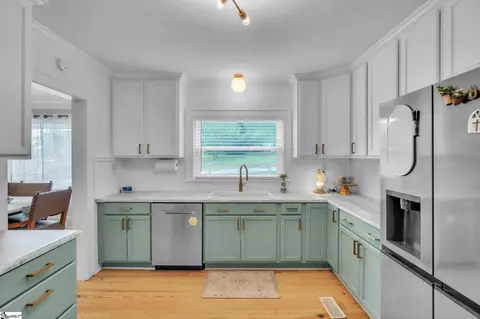 Kitchen - 904 Highway 357, Greer, SC 29651 photo 3 of 4