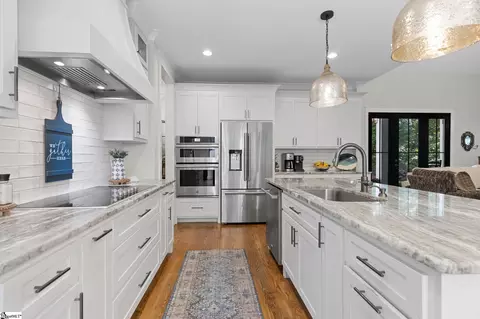 Kitchen - 511 Oakdale Ln, Seneca, SC 29672 photo 2 of 4