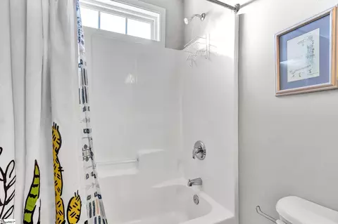 Bath - 8 Seaside Ln, Greer, SC 29650 photo 2 of 4
