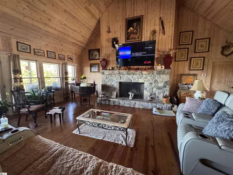 Living - 284 River Rd, Westminster, SC 29693 photo 1 of 2