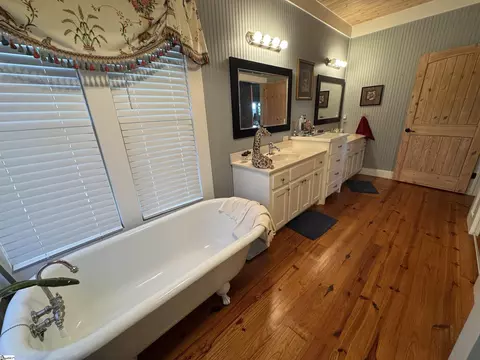 Bath - 284 River Rd, Westminster, SC 29693 photo 2 of 5