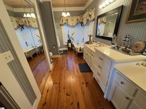 Bath - 284 River Rd, Westminster, SC 29693 photo 3 of 5