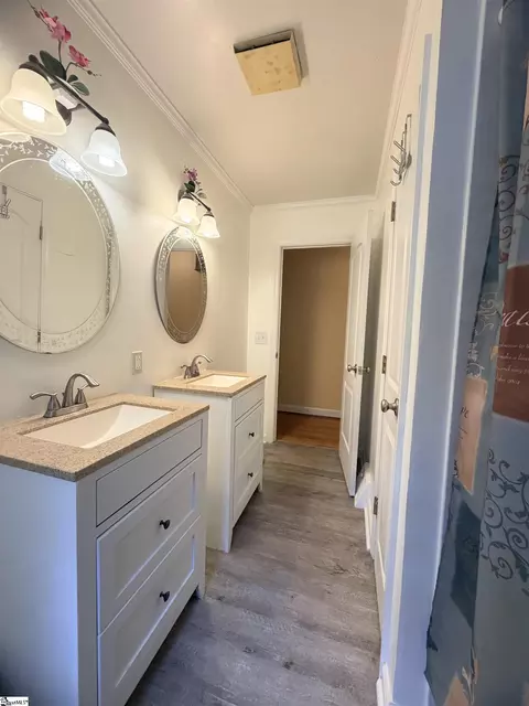Bath - 100 Branike Dr, Duncan, SC 29334 photo 1 of 2
