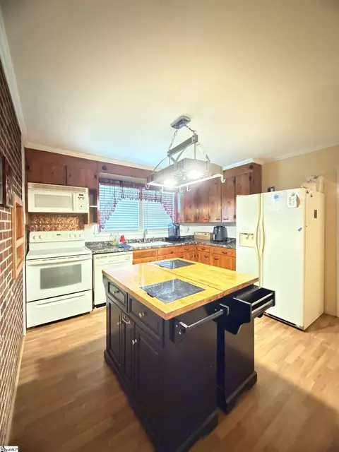 Kitchen - 100 Branike Dr, Duncan, SC 29334 photo 2 of 3