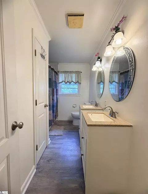Bath - 100 Branike Dr, Duncan, SC 29334 photo 2 of 2