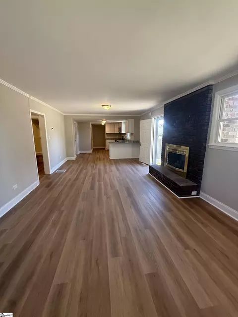 Living - 160 J St, Greer, SC 29651 photo 2 of 3
