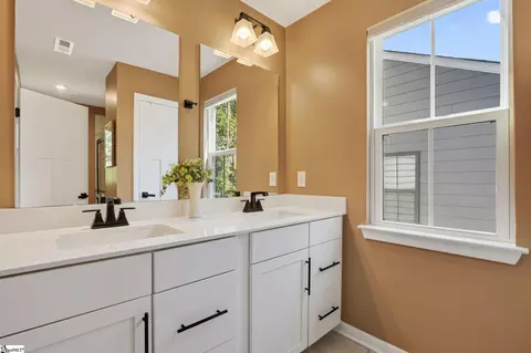 Bath - 67 Connaught Ct, Mauldin, SC 29662 photo 2 of 4