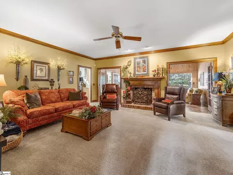 Living - 100 Crestview Dr, Union, SC 29379 photo 4 of 4
