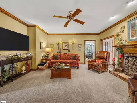 Living - 100 Crestview Dr, Union, SC 29379 photo 3 of 4