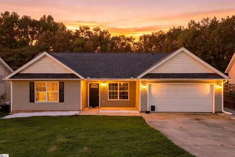 270 Chateau St, Boiling Springs, SC 29316