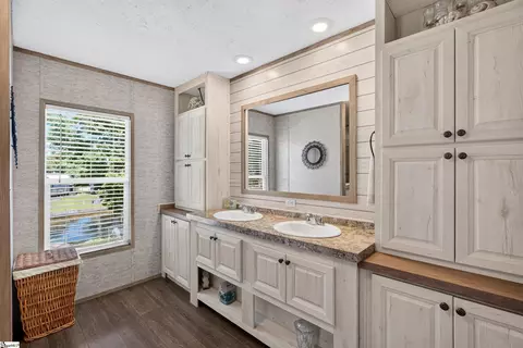 Bath - 61 Square Grove Rd, Waterloo, SC 29384 photo 3 of 4