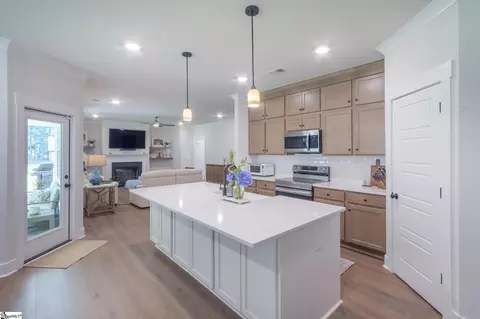 Kitchen - 1111 Bay Dr, Fair Play, SC 29643 photo 3 of 6