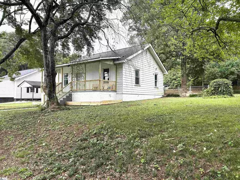 104 Hodgens Dr, Travelers Rest, SC 29690