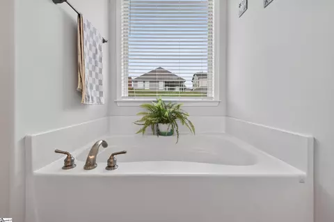 Bath - 541 Chantry Ln, Moore, SC 29369 photo 1 of 6