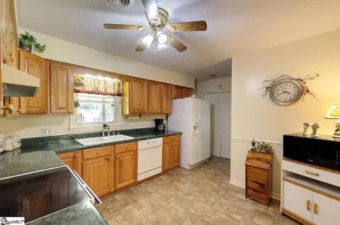 Kitchen - 13 Dacus Dr, Williamston, SC 29697 photo 2 of 2