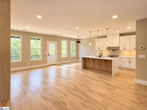 Living - 488 Skyline Dr, Campobello, SC 29322 photo 6 of 8