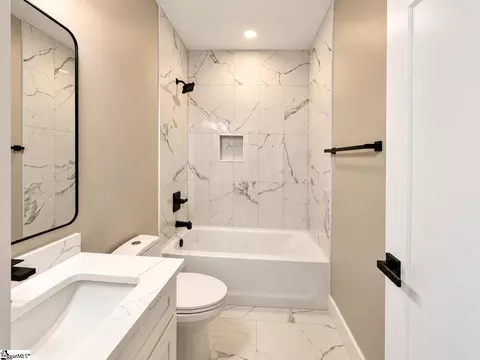 Bath - 488 Skyline Dr, Campobello, SC 29322 photo 2 of 8